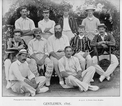 Das Gentlemen-Team aus dem Gentlemen-vs-Players-Match in Lords, 1895, aus Berühmte Kricketspieler und Kricketplätze, veröffentlicht von Hudson und Kearns, 1895 von English Photographer